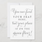 Zwart Dainty Script Trouw Vind Je Stoel Bord Kaart (Voorkant)