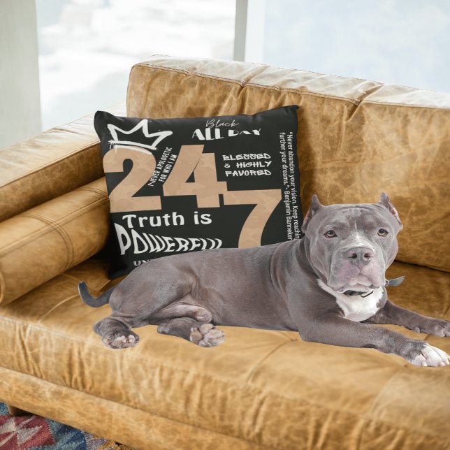 Zwart De hele dag 24/7 Slogan Graphic Kussen (Creator heeft geüpload)