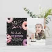 Zwart Drie Lief Roze Foto Donut Verjaardag Kaart (Staand voorkant)