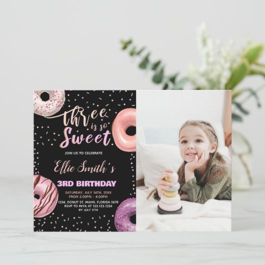 Zwart Drie Lief Roze Foto Donut Verjaardag Kaart (Staand voorkant)