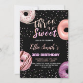 Zwart Drie Zoete Roze Donut Verjaardag Uitnodiging (Voorkant)