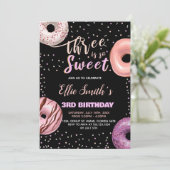 Zwart Drie Zoete Roze Donut Verjaardag Uitnodiging (Staand voorkant)