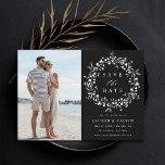 Zwart Elegant Boho Wildflower bruiloft foto Save The Date<br><div class="desc">Deze elegante bruiloft bewaar de datum kaart beschikt over wilde bloemen silhouet krans met uw foto en koppels initialen op de rug. Voor meer geavanceerde aanpassing van dit ontwerp,  klikt u op de BLUE DESIGN TOOL BUTTON hierboven!</div>