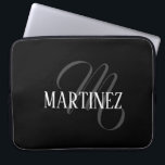 Zwart Elegant gepersonaliseerde achternaam | Naam Laptop Sleeve<br><div class="desc">Zwart Elegant gepersonaliseerde naam. U kunt ervoor kiezen om jouw namen toe te voegen,  de naam van een geliefde of een speciaal bericht. Of het nu een oprecht geschenk is voor iemand die je dierbaar is of een persoonlijke traktatie,  de keuze is aan jou.</div>
