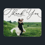 Zwart Elegant Handgeschreven Script Fotobruiloft Magneet<br><div class="desc">Vier je liefde en show dankbaarheid met onze aanpasbare foto bruiloft dank je magneet! Deze unieke aandenken is ideaal om uw dierbaren te herinneren aan uw speciale dag, terwijl het uiten van uw oprechte bedankt op een gedenkwaardige manier. Het bevat een elegant wit script. Personaliseer door uw foto en details...</div>