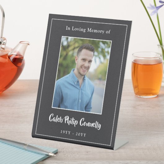 Zwart elegant in liefdevolle geheugenfoto reclamebord met voetstuk (Insitu)