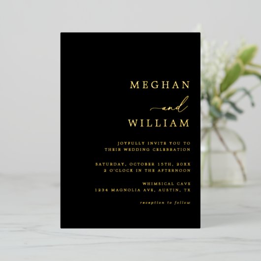 Zwart Elegant Kalligrafie Bruiloft Goud Folie Uitnodiging (Staand Voorkant)