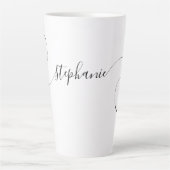 Zwart Elegant Script Curly Naam Latte Mok (Voorkant)