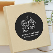 Zwart Elegant Typografie Bruiloft Save the Date Ronde Sticker