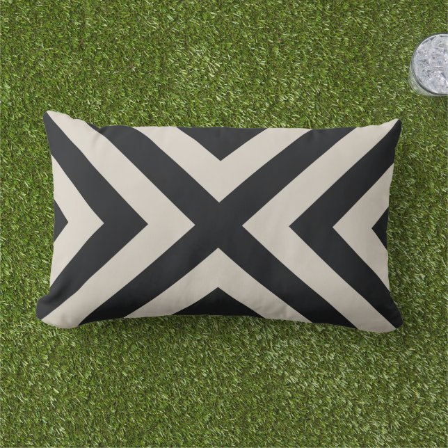 Zwart en Beige Moderne Chevron Strepen Buitenkussen (Gras)
