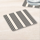 Zwart en beige vijf strips kartonnen onderzetters (Schuin)
