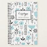 Zwart en blauw Scandinavisch Bloempatroon Planner<br><div class="desc">Schrijf uw plannen en schema met dit Scandinavische geïnspireerde notitieboek. Het heeft een zwart en blauw bloemenpatroon. Personaliseer door jouw naam of korte zin toe te voegen. Deze bloemplanner zal perfect zijn als een persoonlijk geschenk. Overeenkomende objecten zijn beschikbaar.</div>