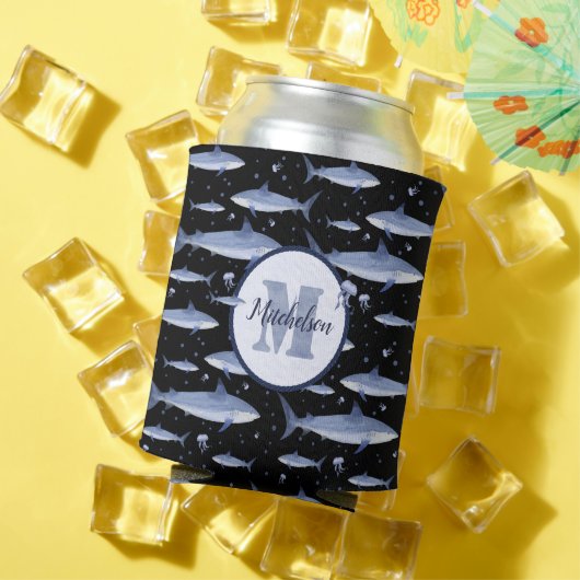 Zwart en blauw Waterverf haai monogram 🦈 Blikjeskoeler (Insitu Zomer)