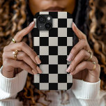 Zwart en Cream Retro Check iPhone 15 Case<br><div class="desc">Trendy boho dambord print telefoonhoes in zwart en ivoor kleuren. Gebruik de ontwerpgereedschappen om je eigen monogram,  naam of andere tekst toe te voegen,  of verander de achtergrondkleur in creëer een unieke apparaatcover.</div>