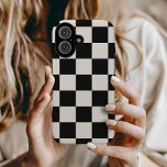 Zwart en Cream Retro Check iPhone 16 Hoesje<br><div class="desc">Trendy boho dambord print telefoonhoesje in zwart en crème kleuren. Gebruik de ontwerpgereedschappen om uw eigen monogram,  naam of andere tekst toe te voegen of wijzig de achtergrondkleur in creëer een unieke apparaathoes.</div>