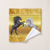 Zwart en een wit paard dat vecht bad handdoek (Wasdoekje)