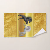 Zwart en een wit paard dat vecht bad handdoek (Handdoek)