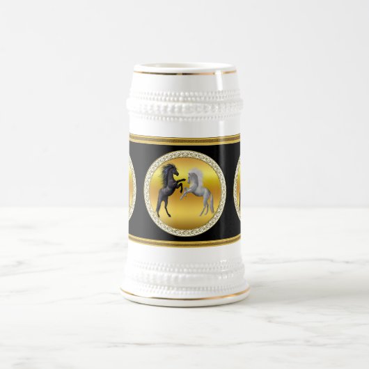 Zwart en een wit paard dat vecht bierpul (Center)