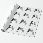 Zwart en een wit paard dat vecht cadeaupapier (Uitgerold)