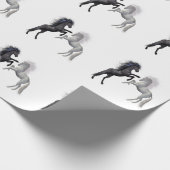 Zwart en een wit paard dat vecht cadeaupapier (Hoek)