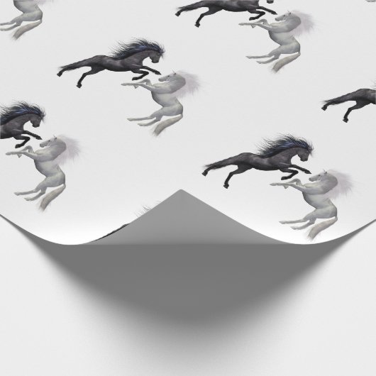 Zwart en een wit paard dat vecht cadeaupapier (Hoek)