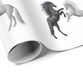 Zwart en een wit paard dat vecht cadeaupapier (Rol Hoek)