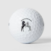 Zwart en een wit paard dat vecht golfballen (Voorkant)
