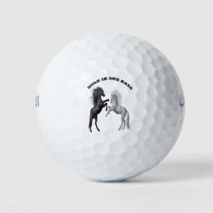 Zwart en een wit paard dat vecht golfballen