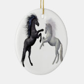 Zwart en een wit paard dat vecht keramisch ornament (Rechts)