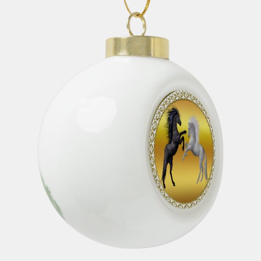 Zwart en een wit paard dat vecht keramische bal ornament (Links)