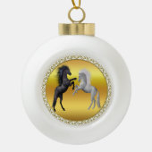 Zwart en een wit paard dat vecht keramische bal ornament (Voorkant)