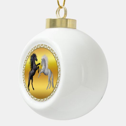 Zwart en een wit paard dat vecht keramische bal ornament (Rechts)