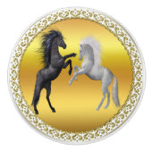 Zwart en een wit paard dat vecht keramische knop (Voorkant)