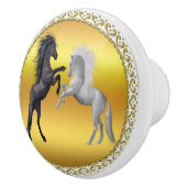 Zwart en een wit paard dat vecht keramische knop (Rechts)