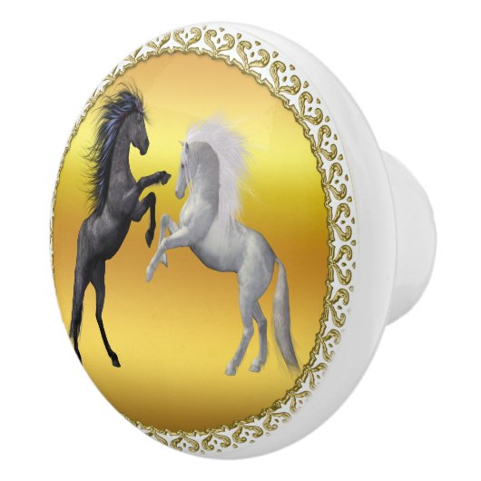 Zwart en een wit paard dat vecht keramische knop (Rechts)