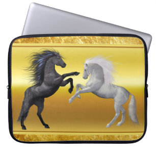 Zwart en een wit paard dat vecht laptop sleeve