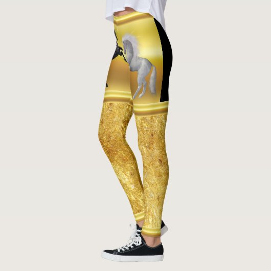 Zwart en een wit paard dat vecht leggings (Links)