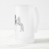 Zwart en een wit paard dat vecht matglas bierpul (Voorkant rechts)