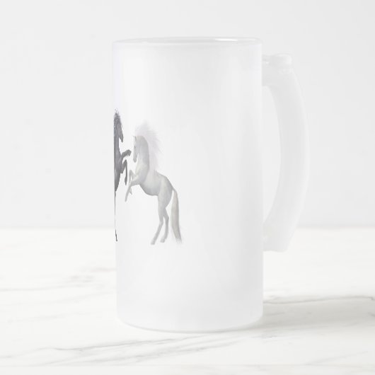 Zwart en een wit paard dat vecht matglas bierpul (Voorkant rechts)