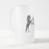 Zwart en een wit paard dat vecht matglas bierpul (Voorkant links)