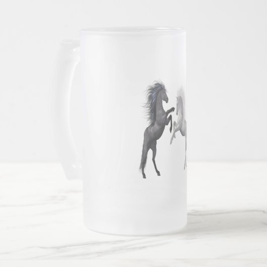 Zwart en een wit paard dat vecht matglas bierpul (Voorkant links)