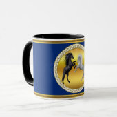 Zwart en een wit paard dat vecht mok (Voorkant links)