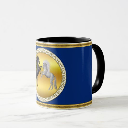 Zwart en een wit paard dat vecht mok (Voorkant rechts)