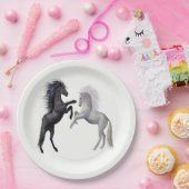 Zwart en een wit paard dat vecht papieren bordje (Feest)