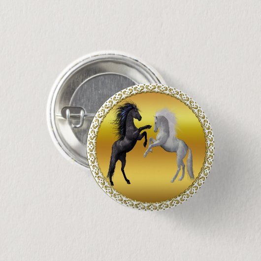 Zwart en een wit paard dat vecht ronde button 3,2 cm (Voorkant /achterkant)