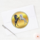 Zwart en een wit paard dat vecht ronde sticker (Envelop)