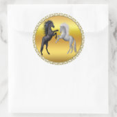 Zwart en een wit paard dat vecht ronde sticker (Tas)