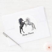 Zwart en een wit paard dat vecht ronde sticker (Envelop)