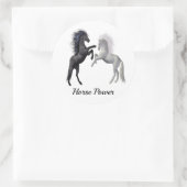 Zwart en een wit paard dat vecht ronde sticker (Tas)