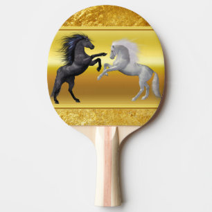 Zwart en een wit paard dat vecht tafeltennisbatje